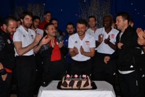 2 futbolcuya s&uuml;rpriz kutlama