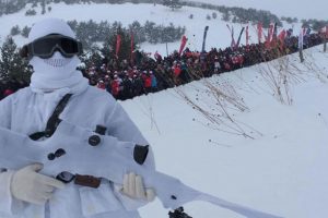 Sarıkamış'ta buz gibi havada insan seli