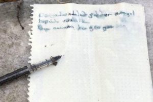 Ukrayna canisi mezarlığa bu notu bırakmış