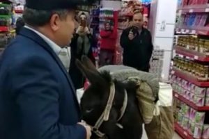Markete eşekle geldi, poşet yerine heybesini kullandı