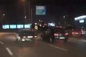 Bursa'da kural ihlalleri yapan kamyonet s&uuml;r&uuml;c&uuml;s&uuml;ne tepki