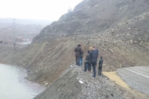 Otomobil toprak ve kaya par&ccedil;aları altında kaldı