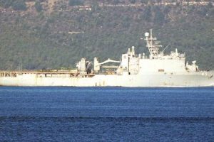 ABD savaş gemisi &Ccedil;anakkale Boğazı'ndan ge&ccedil;ti