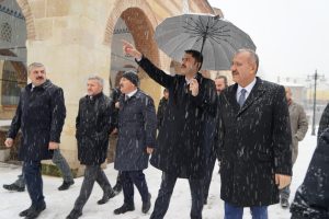 Bakan Kurum, kar yağışı altında vatandaşlarla sohbet etti