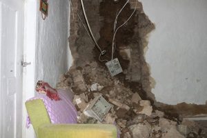Yağışa dayanamayan evin duvarları &ccedil;&ouml;kt&uuml;