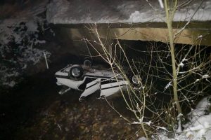 Hakimiyetini kaybeden s&uuml;r&uuml;c&uuml; k&ouml;pr&uuml;den u&ccedil;tu