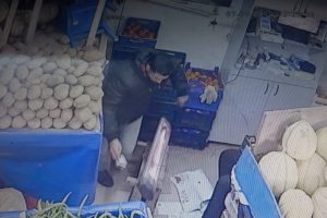 Bursa'da manav hırsızı g&uuml;venlik kamerasında