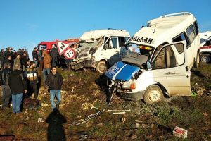 İki servis &ccedil;arpıştı: &Ouml;l&uuml;ler ve yaralılar var