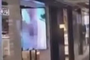 &Uuml;nl&uuml; mağazada porno yayını yapıldı! &Ccedil;alışanlar, ekranı havlu ile &ouml;rtmeye &ccedil;alıştı