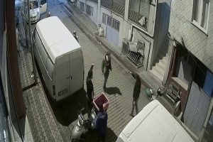 'Yan bakma' kavgasında silahını &ccedil;ekti