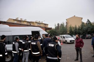 Vatandaşların hesaplarını boşaltan &ccedil;eteye operasyonda 9 tutuklama