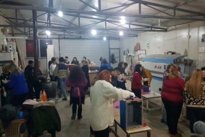 Bursa'da yaptıkları kedi evlerini sokaklara bıraktılar