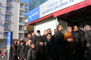6 aylık iş i&ccedil;in uzun kuyruklar oluştu