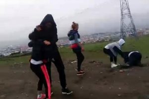 İki kıza dakikalarca işkence edip, i&ccedil; &ccedil;amaşırlarına kadar soydular