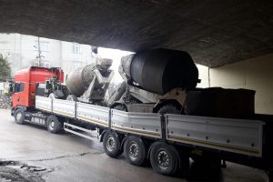 İş makinesi y&uuml;kl&uuml; TIR, k&ouml;pr&uuml;ye takıldı