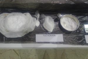 Okul &ouml;nlerinde satış yapan torbacılara operasyon: 4 g&ouml;zaltı