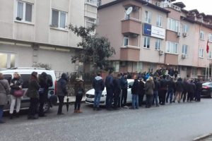 6 aylık ge&ccedil;ici iş i&ccedil;in uzun kuyruklar oluştu