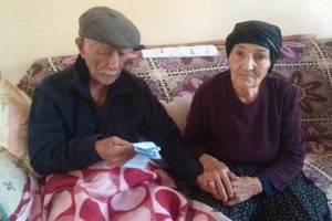 70 yıl aynı yastığa baş koyduğu eşinin acısına 8 saat dayanabildi