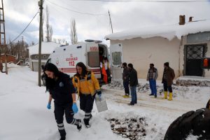 K&ouml;yde mahsur kalan hasta i&ccedil;in seferber oldular