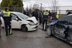 İki otomobil &ccedil;arpıştı: 1 yaralı