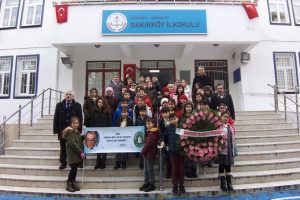 Sanat&ccedil;ı M&uuml;nir &Ouml;zkul'u, mezun olduğu okulun &ouml;ğrencileri andı