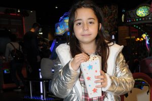 Minik oyuncu ile fotoğraf &ccedil;ekilmek i&ccedil;in sıraya girdiler