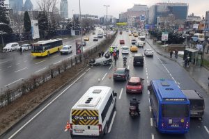 Otomobil kaygan yolda takla attı
