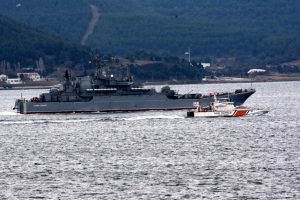 Rus savaş gemisi 'Caesar Kunikov' &Ccedil;anakkale Boğazı'ndan ge&ccedil;ti