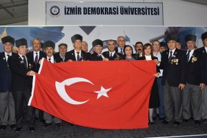 Kahraman polis Fethi Sekin ve Musa Can &uuml;niversitede &ouml;d&uuml;l t&ouml;reniyle anıldı