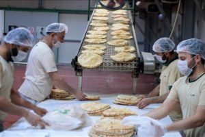 Sınır &ouml;tesine 8 yıldır sıcak yemek ve ekmek ulaştırıyorlar