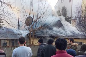 Sobadan &ccedil;ıkan yangın evi k&uuml;le &ccedil;eviriyordu