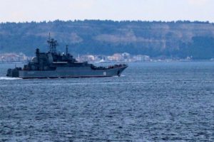 Rus askeri gemisi &Ccedil;anakkale Boğazı'ndan ge&ccedil;ti