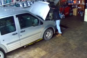 Motordan fırlayan fare y&uuml;rekleri hoplattı