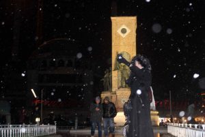 Kar yağışını g&ouml;ren turistler telefonlarına sarıldı