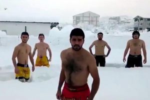 Üniversiteliler yarım metre karda soyundu