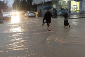 Cadde ve sokakları sel suları bastı