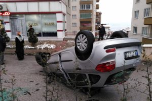Bursa'da otomobil takla attı: 2 yaralı