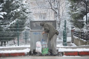Bursa'da dondurucu soğukta yürek burkan görüntü