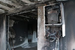 Kombi bomba gibi patladı, anne ile kızı son arda kurtuldu