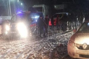 Kar nedeniyle mahsur kalan y&uuml;zlerce vatandaş kurtarıldı