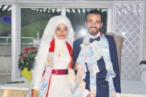 Yeni evli &ccedil;ifte hırsız şoku!