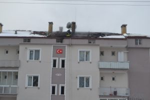 Bursa'da sitenin &ccedil;atısı alevlere teslim oldu