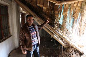 Suriyeli ailenin yaşadığı toprak ev çöktü