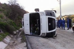 &Ouml;ğrenci servisi devrildi! &Ccedil;ok sayıda &ouml;ğrenci yaralı