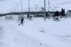 Ardahan'da araçlar tipi nedeniyle karda kayboldu