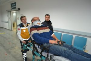 Un y&uuml;kl&uuml; tır devrildi: 1 yaralı