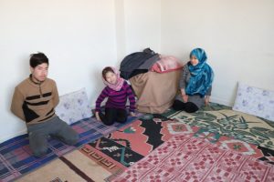 Savaştan kaçan Afgan kardeşler çatı katında yaşam mücadelesi veriyor