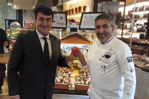 Bursa Osmangazi Belediye Başkanı Dündar'dan ödüllü pasta şefine ziyaret