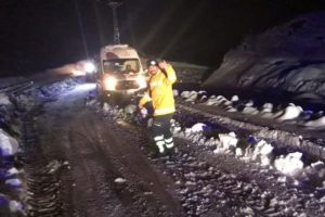 Hastaya giden ambulans mahsur kaldı