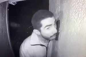 Polis 3 saat boyunca kapı zilini yalayan adamı arıyor